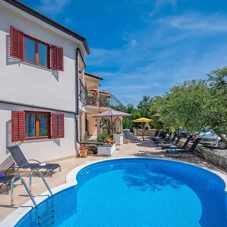 Apartament 4 *