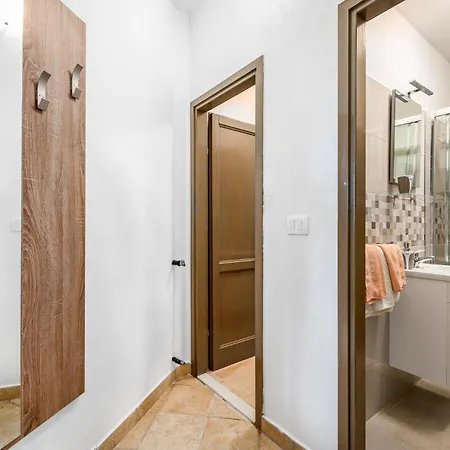 4 Apartment *