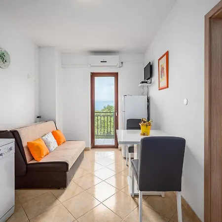 Apartment 4 *